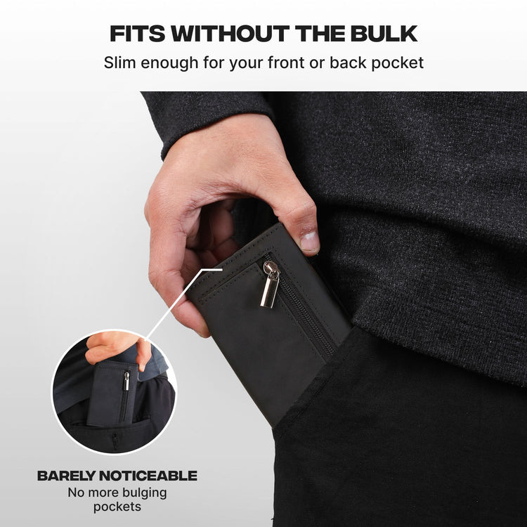 Portefeuille compact noir porté dans une poche